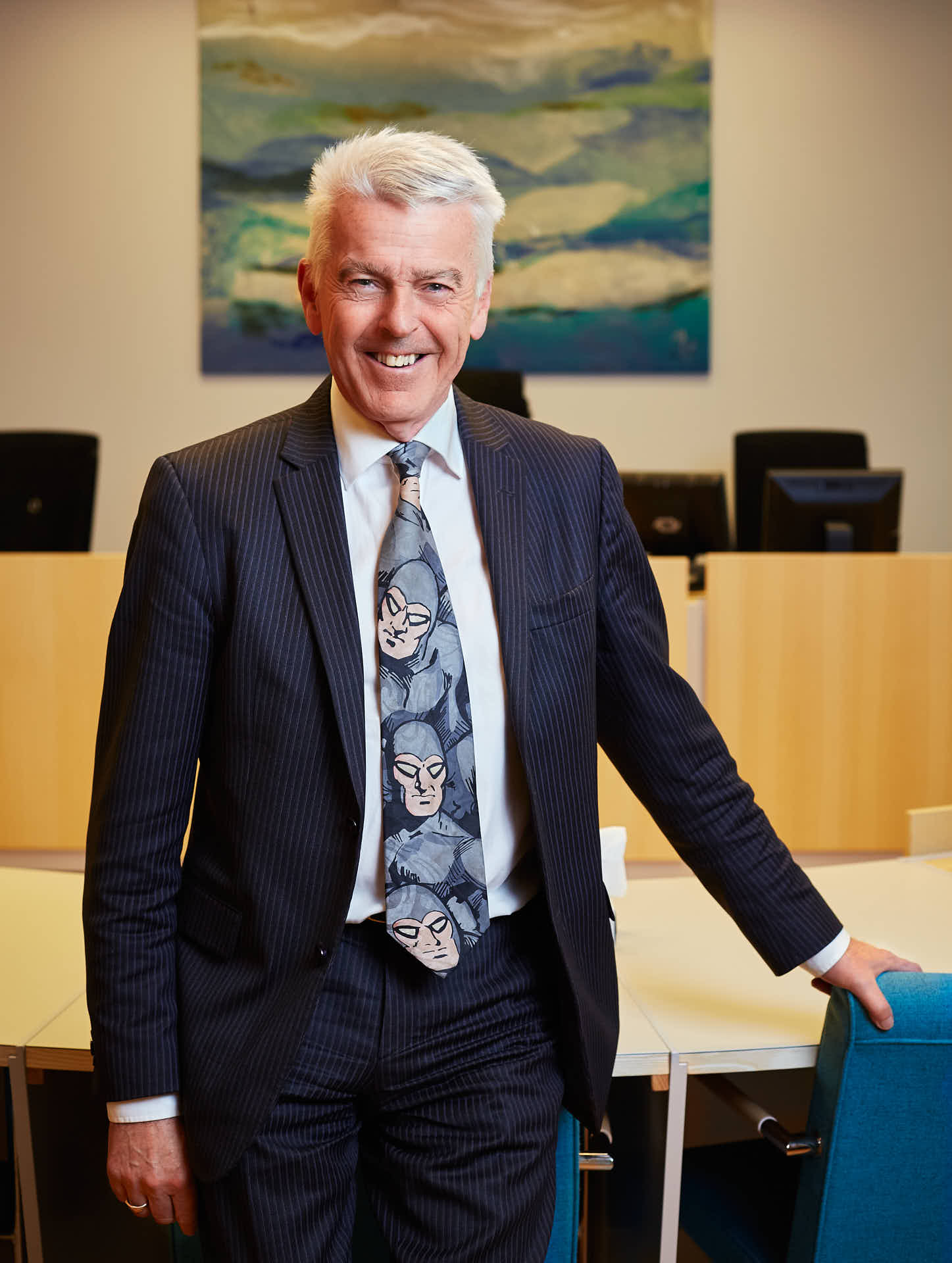 Michael Mittelton porträtterad i rättssalen vid Sollentuna tingsrätt, iklädd kostym och slips med Fantomenmotiv. Fotograferat för ett kundcase åt en IT-leverantör som tillhandahöll digitala lösningar..